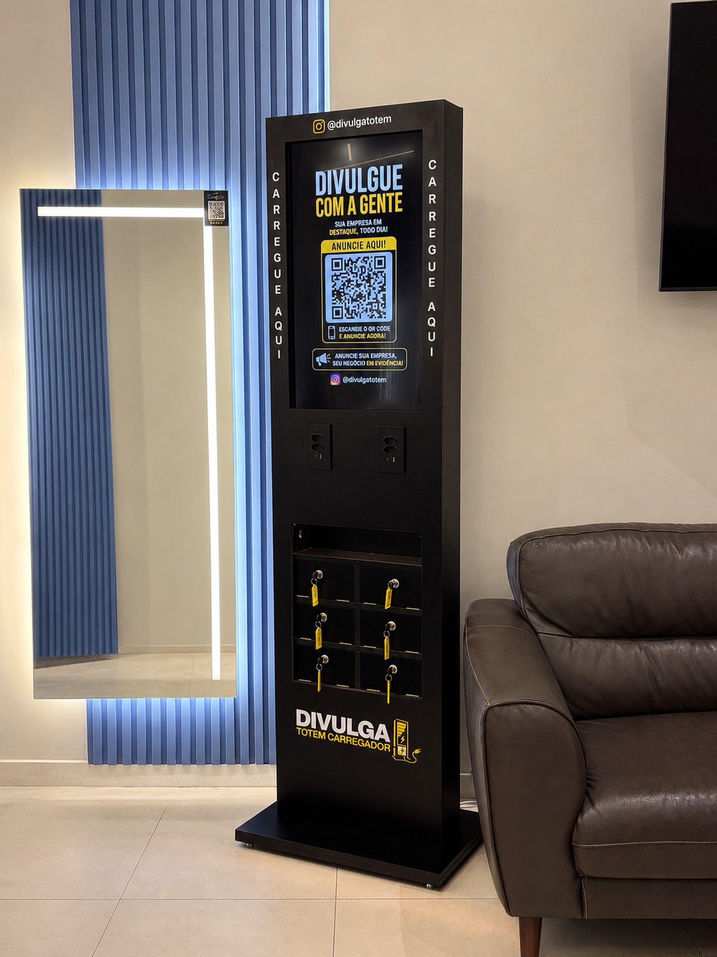 Totem carregador Divulga Totem instalado em uma barbearia